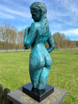 Elegant blauw bronzen beeld van een naakte vrouw op marmeren voet