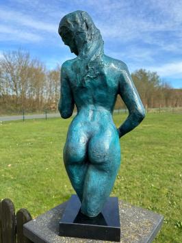 Elegant blauw bronzen beeld van een naakte vrouw op marmeren voet