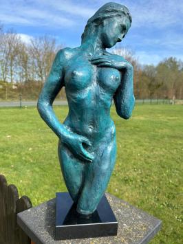 Elegant blauw bronzen beeld van een naakte vrouw op marmeren voet