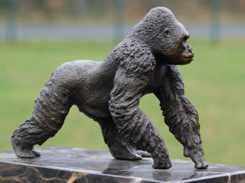 Bronzestatue Gorilla auf Marmorsockel