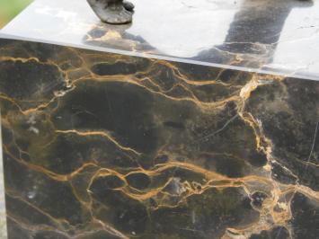 Bronzestatue Gorilla auf Marmorsockel