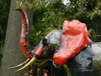 Elefant Igor – 80 x 100 cm – Farbenfrohe Skulptur – Afrikanisches Kunstwerk