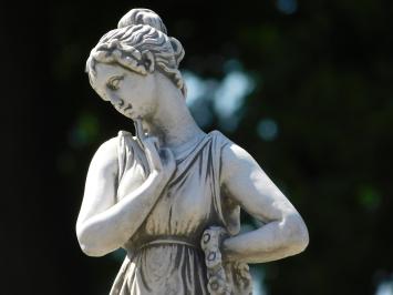 Statue Frau auf rundem Sockel - 88 cm - Stein