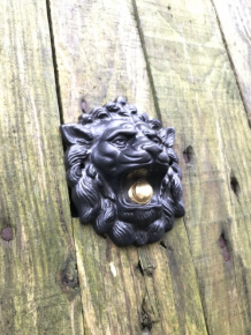 Mooie deurbel in de vorm van een leeuwenkop, mat zwart