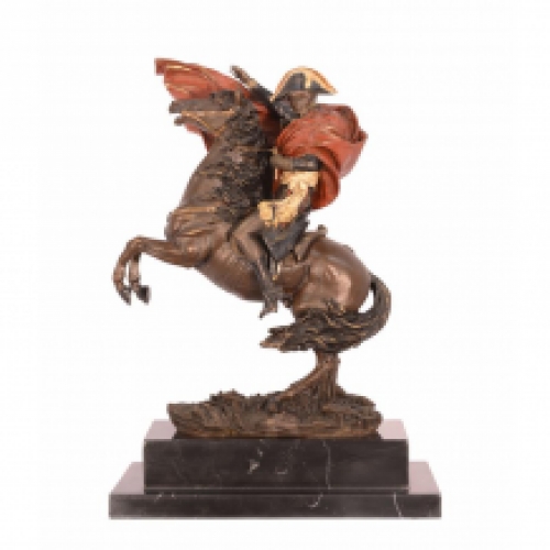 Een bronzen beeld/sculptuur van Napoleon die de Alpen trotseert