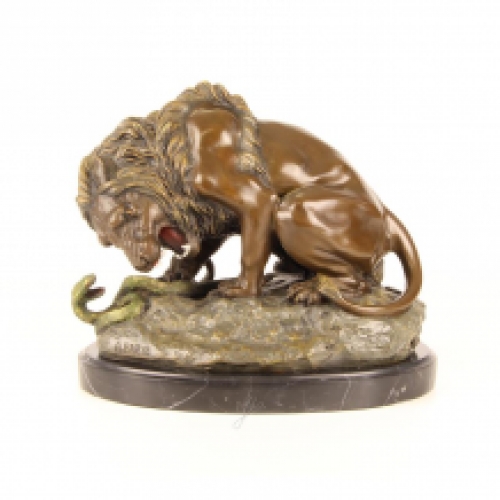 Een bronzen beeld/sculptuur van een leeuw en een slang
