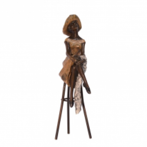 Een bronzen beeld/sculptuur van een vrouw, zittend op een kruk