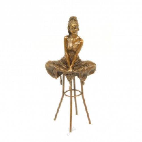 Een bronzen beeld/sculptuur van een dame op een barkruk (10)