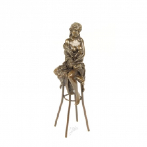 Een bronzen beeld/sculptuur van een dame op barkruk (12)
