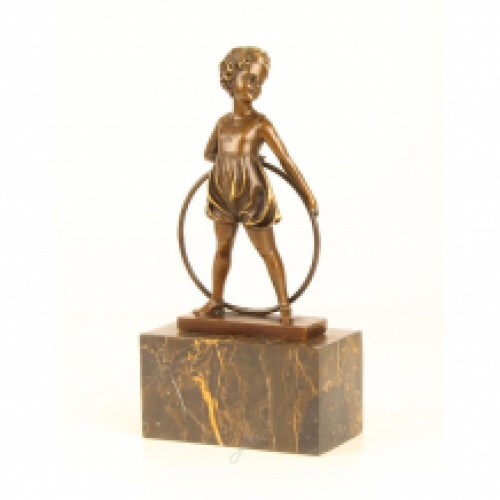 Een bronzen beeld/sculptuur van een hoelahoep meisje