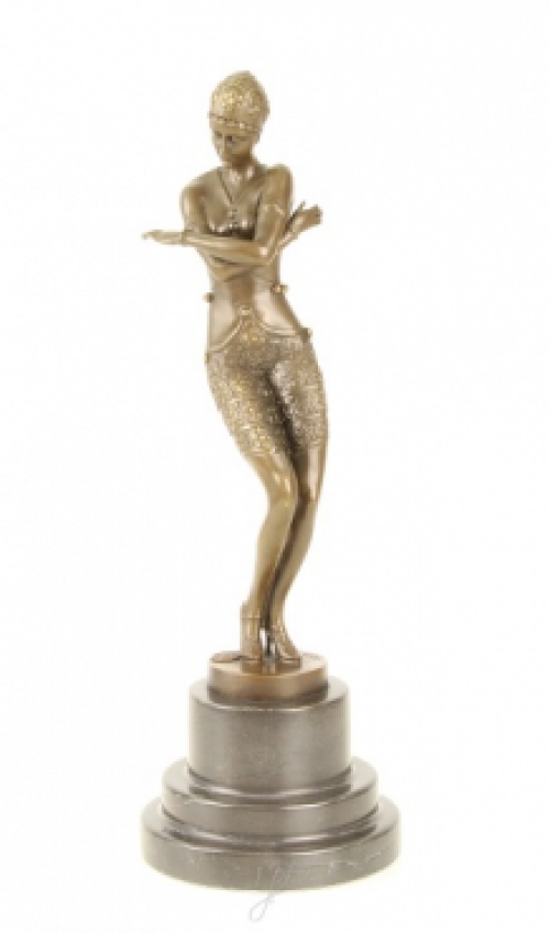Een bronzen beeld/sculptuur van een bedeesde danseres