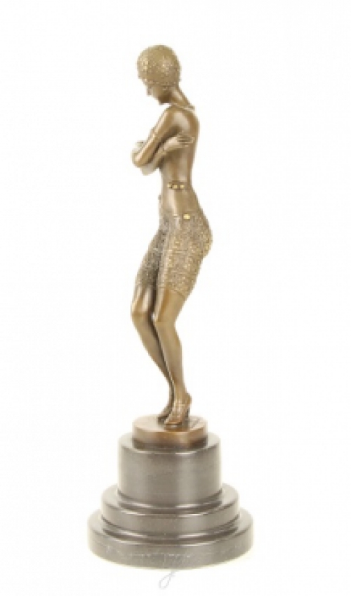 Een bronzen beeld/sculptuur van een bedeesde danseres
