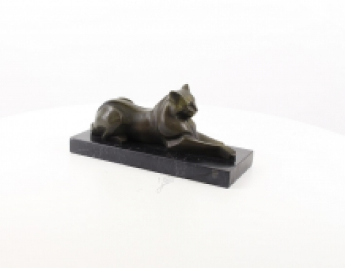 Een bronzen beeld/sculptuur van een liggende kat, modernistische stijl