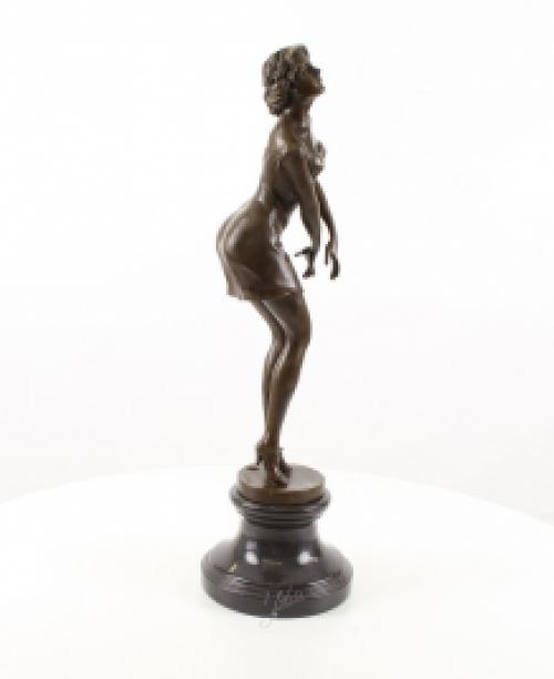 Een bronzen beeld/sculptuur van een peinzende vrouw
