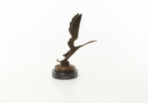 Een bronzen beeld/sculptuur van een figuur van een ooievaar