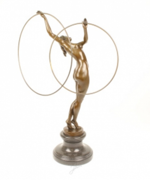 Een bronzen beeld/sculptuur van een naakte hoelahoep danseres