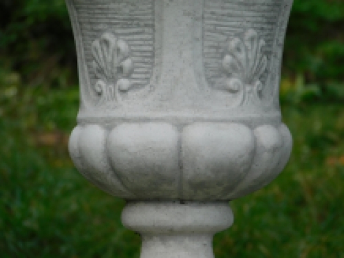 Dekorativer Blumentopf auf Sockel - Vollstein 