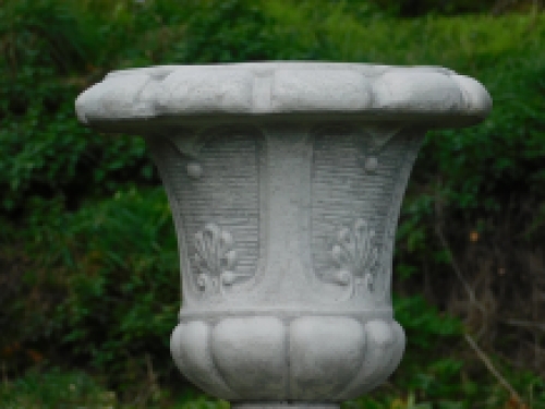 Dekorativer Blumentopf auf Sockel - Vollstein 