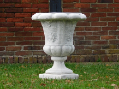 Dekorativer Blumentopf auf Sockel - Vollstein 