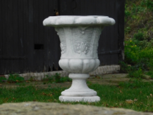 Dekorativer Blumentopf auf Sockel - Vollstein 