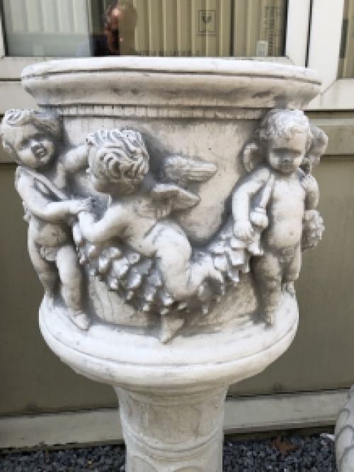 Prachtige zware bloempot-vaas uit vol steen met engelen