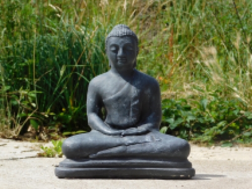 Buddha in Meditation, aus massivem Stein grau