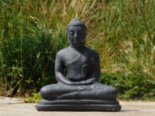 Buddha in Meditation, aus massivem Stein grau