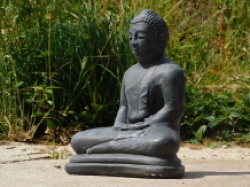 Boeddha in meditatie, gemaakt van vol steen grijs.