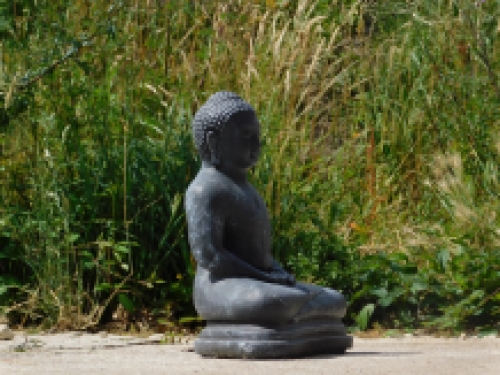 Boeddha in meditatie, gemaakt van vol steen grijs.