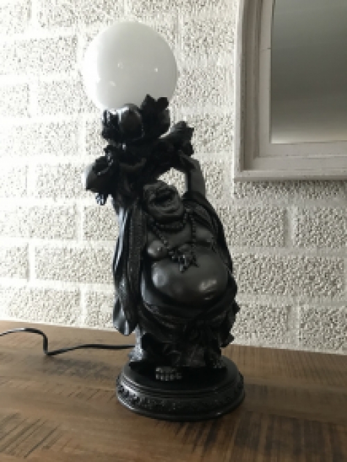 Buddha-Lampe, ganz besondere und exklusive Lampe in Form eines Buddhas, der die Kugel hält