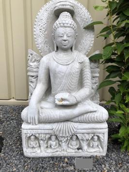 Buddha auf Thron, weiß gewaschen, Vollstein