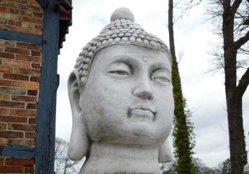 Buddha auf Sockel - 130 cm - Stein