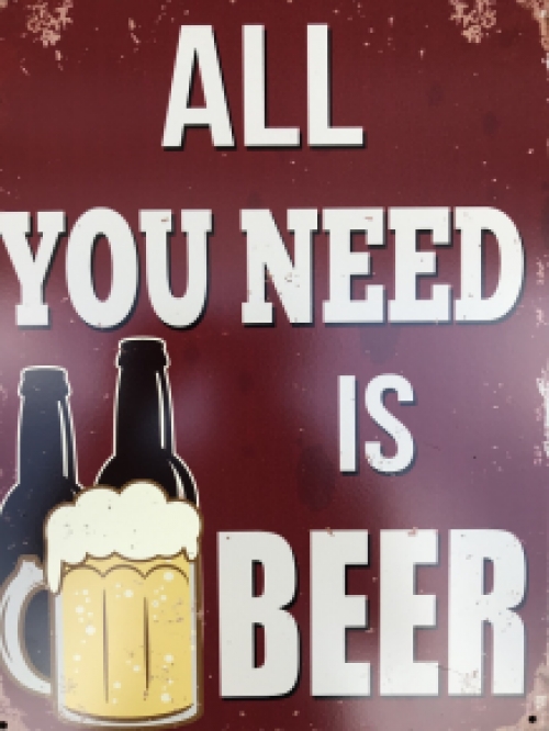 Bordje met de tekst: ''ALL YOU NEED IS BEER'', mooie sign!