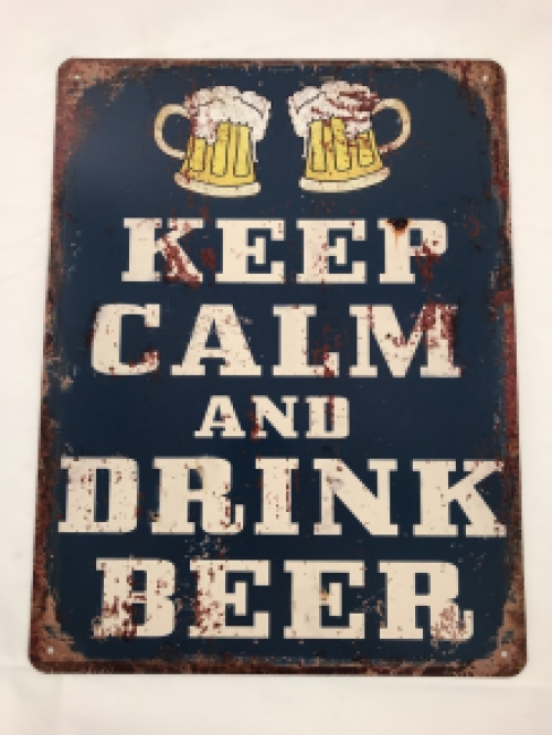 Bordje met de tekst: ''KEEP CALM AND DRINK BEER'', mooie sign!