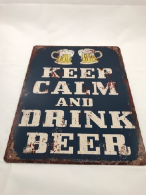 Bordje met de tekst: ''KEEP CALM AND DRINK BEER'', mooie sign!