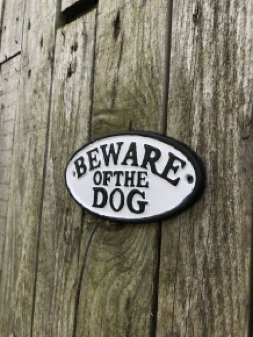 Een gietijzeren bordje met hierop de tekst: ''BEWARE OF THE DOG'', mooie vette letters!