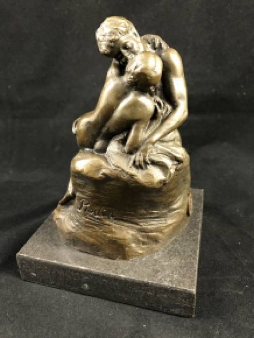 Een bronzen beeld van de kus, by Rodin.