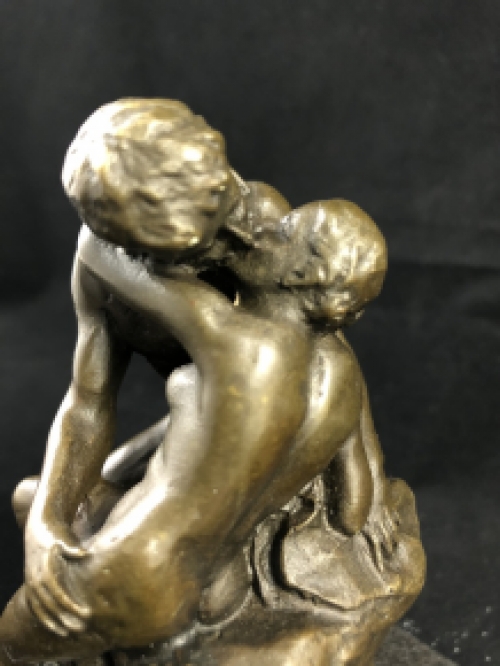 Eine Bronzeskulptur des Kusses, von Rodin.