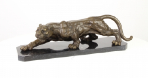 Eine Bronzestatue eines umherstreifenden Panther