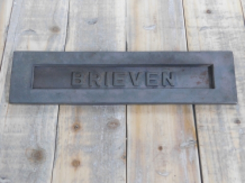 Briefkasten / Briefschlitz, Eisen, grobe Ausführung, mit Federklappe