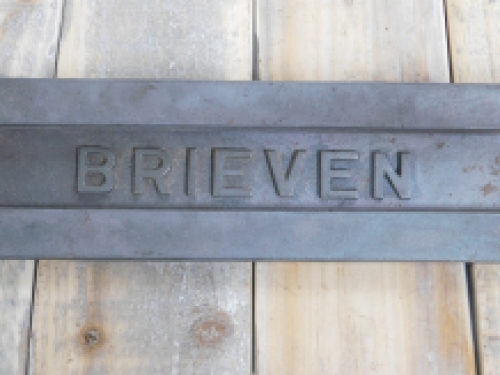 Briefkasten / Briefschlitz, Eisen, grobe Ausführung, mit Federklappe