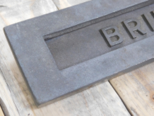 Briefkasten / Briefschlitz, Eisen, grobe Ausführung, mit Federklappe