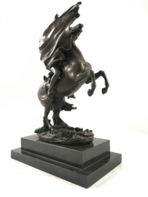 Een bronzen beeld van Napoleon op paard