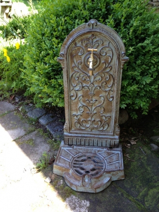 Gartenbrunnen, Wandbrunnen, Gusseisen grün braun Rest.