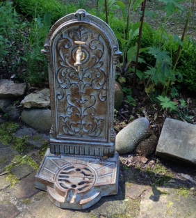 Gartenbrunnen, Wandbrunnen, Gusseisen grün braun Rest.