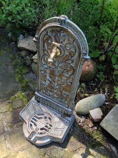 Garden fountain, wall fountain, cast iron green brown rest.