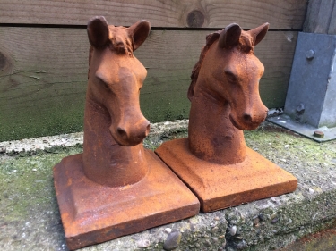 Boekensteunenset gietijzeren paardenhoofden