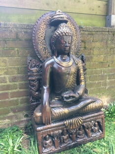 Thailändische Buddha-Statue auf massivem Steinthron