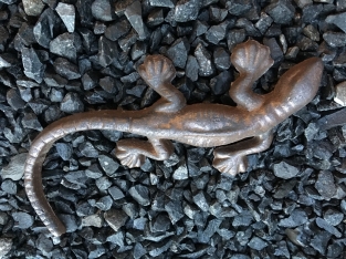 Niedlicher Salamander aus Gusseisen