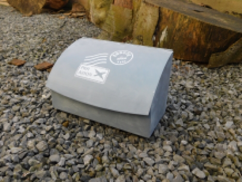 Postbus gemaakt van zink, leuke decoratieve brievenbus
